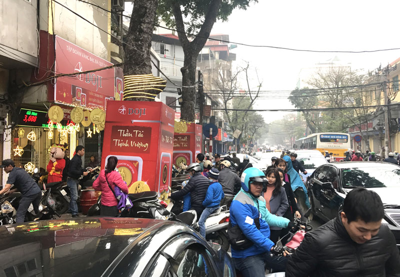 Dồn nhau đi mua vàng sớm: Lấy vía Thần tài trước ngày vì sợ ùn tắc