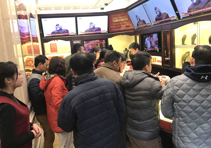 Dồn nhau đi mua vàng sớm: Lấy vía Thần tài trước ngày vì sợ ùn tắc