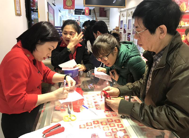 Dồn nhau đi mua vàng sớm: Lấy vía Thần tài trước ngày vì sợ ùn tắc