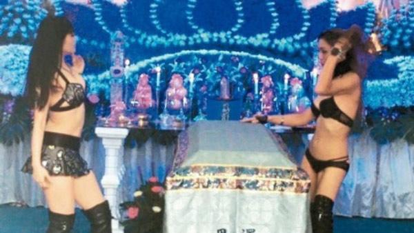 Thuê vũ nữ thoát y nhảy múa tưng bừng tại đám tang ở TQ gây phẫn nộ