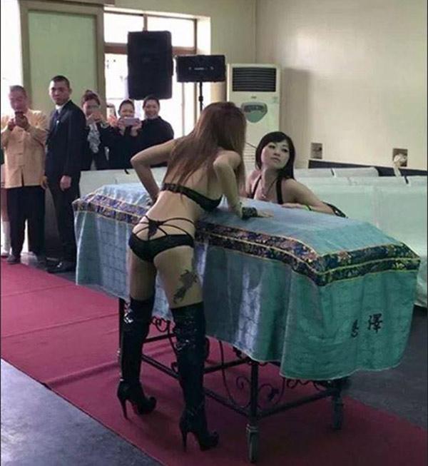 Thuê vũ nữ thoát y nhảy múa tưng bừng tại đám tang ở TQ gây phẫn nộ