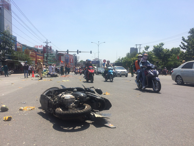 Xác định nguyên nhân xe khách vượt đèn đỏ tông hàng loạt xe máy, 6 người bị thương