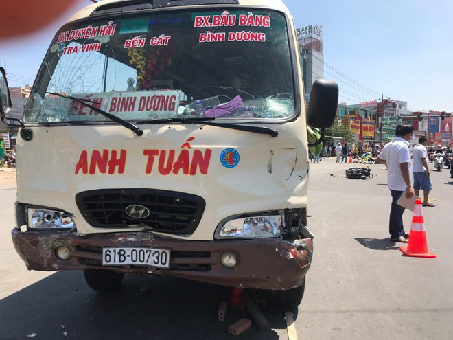 Xe khách vượt đèn đỏ tông hàng loạt xe máy, ít nhất 6 người bị thương