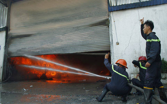 Cháy ở xưởng sản xuất đồ gỗ mới khai trương rộng hơn 1.000 m2