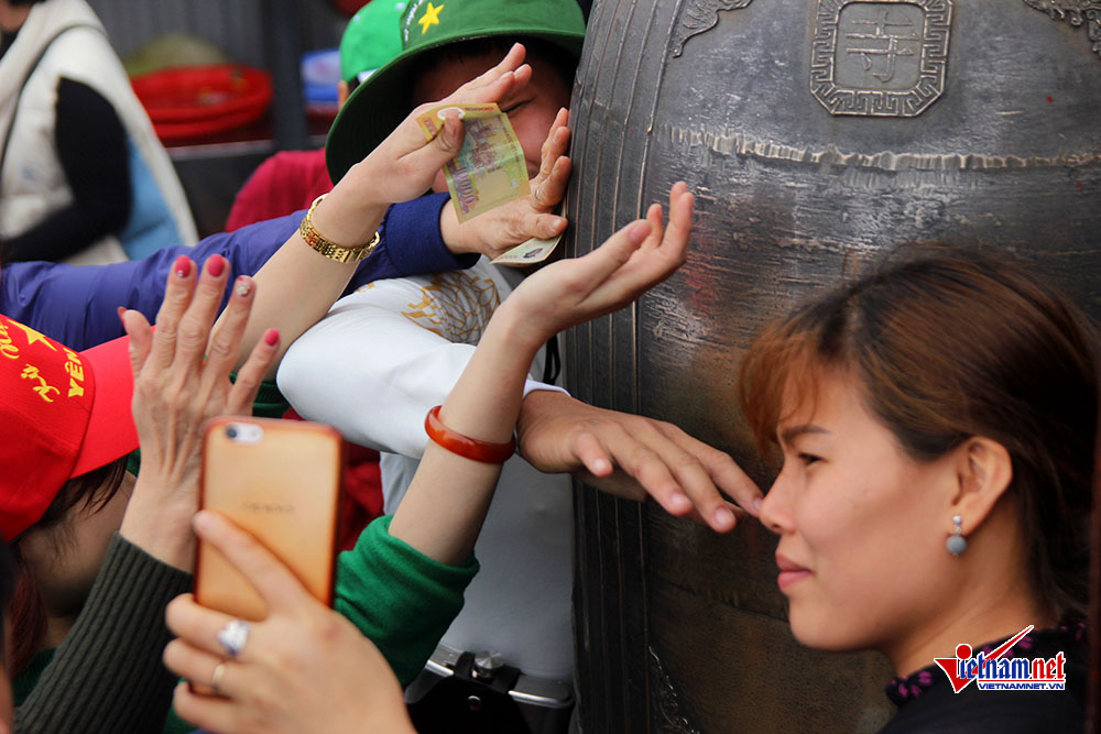 Vết khắc xấu xí, tiền lẻ dúi đầy khe chùa Đồng Yên Tử