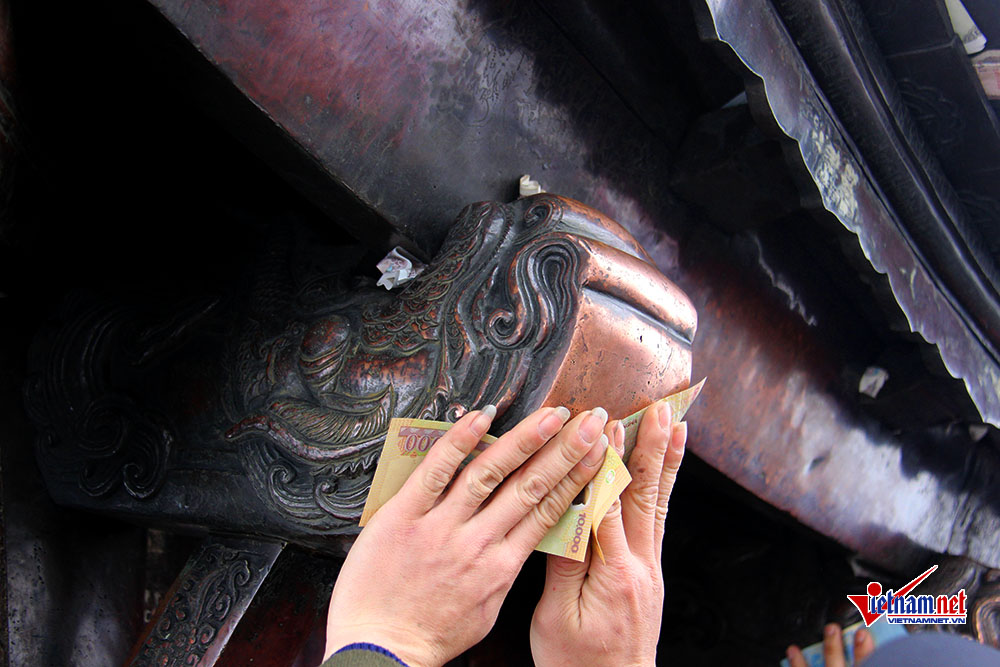 Vết khắc xấu xí, tiền lẻ dúi đầy khe chùa Đồng Yên Tử