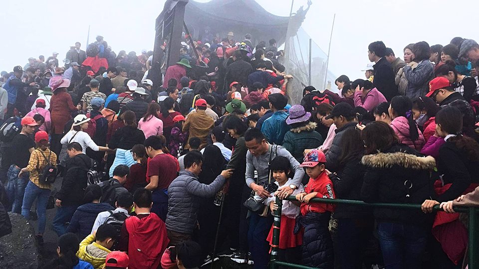 Vết khắc xấu xí, tiền lẻ dúi đầy khe chùa Đồng Yên Tử