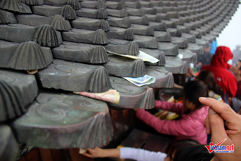 Vết khắc xấu xí, tiền lẻ dúi đầy khe chùa Đồng Yên Tử