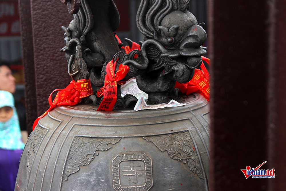 Vết khắc xấu xí, tiền lẻ dúi đầy khe chùa Đồng Yên Tử