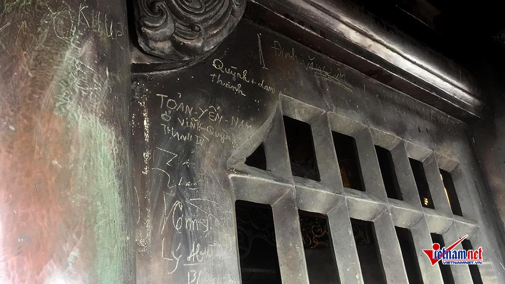 Vết khắc xấu xí, tiền lẻ dúi đầy khe chùa Đồng Yên Tử