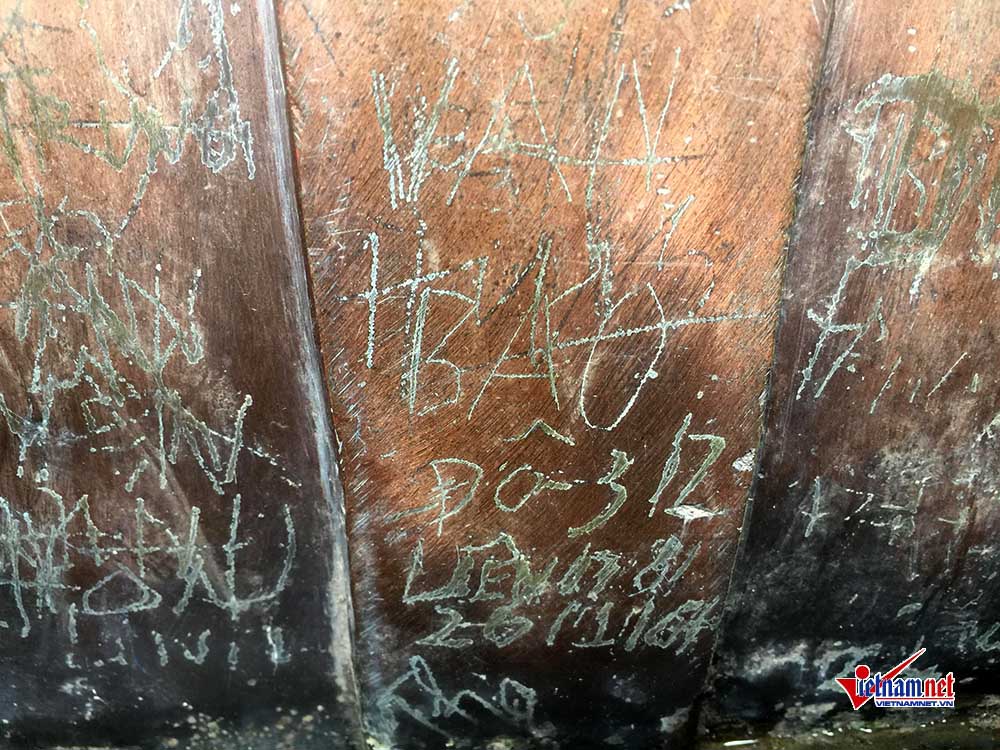 Vết khắc xấu xí, tiền lẻ dúi đầy khe chùa Đồng Yên Tử