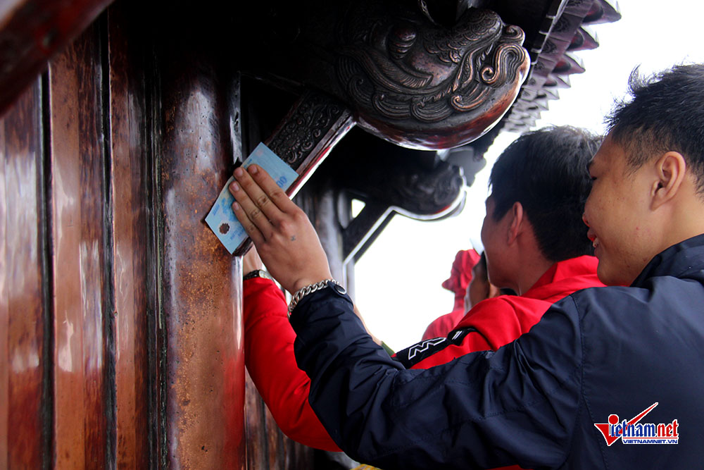 Vết khắc xấu xí, tiền lẻ dúi đầy khe chùa Đồng Yên Tử