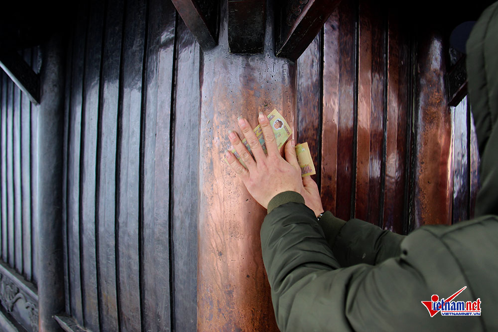 Vết khắc xấu xí, tiền lẻ dúi đầy khe chùa Đồng Yên Tử