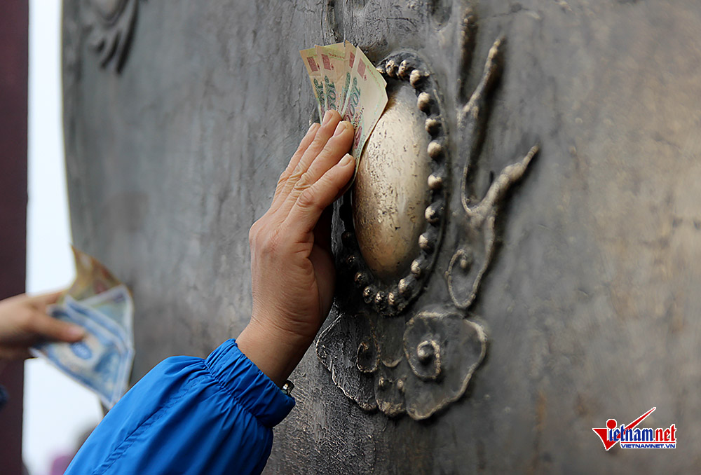 Vết khắc xấu xí, tiền lẻ dúi đầy khe chùa Đồng Yên Tử