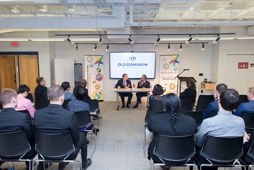 Đại sứ Phạm Quang Vinh thăm tàu sân bay Mỹ