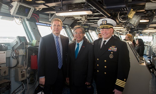 Đại sứ Phạm Quang Vinh thăm tàu sân bay Mỹ