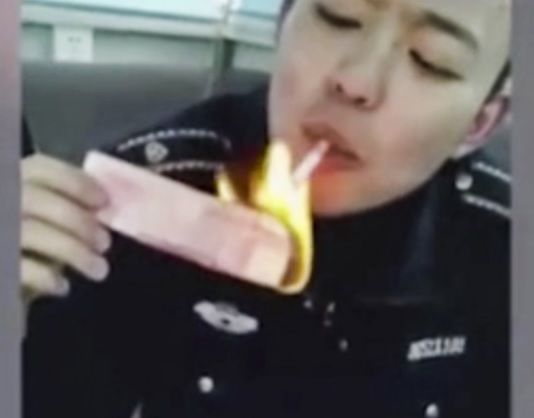 Đốt tiền để châm thuốc hút, 2 cán bộ Trung Quốc lĩnh quả đắng