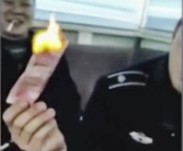 Đốt tiền để châm thuốc hút, 2 cán bộ Trung Quốc lĩnh quả đắng