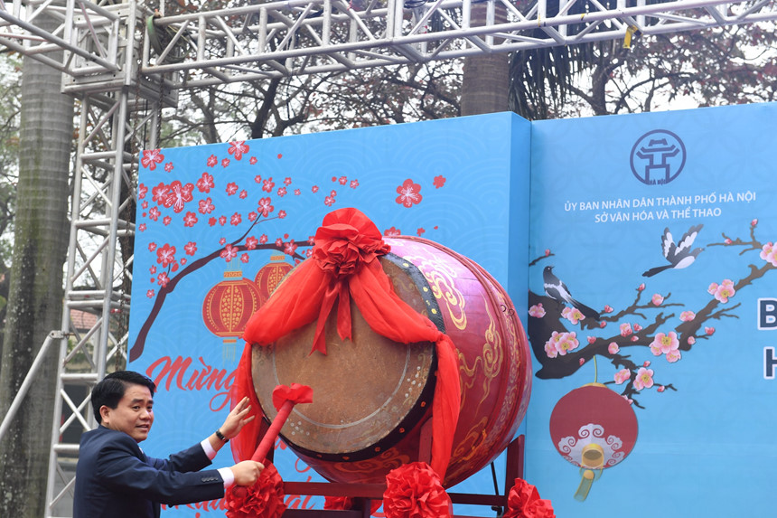 Hàng nghìn người dân thủ đô háo hức trẩy hội đua thuyền rồng