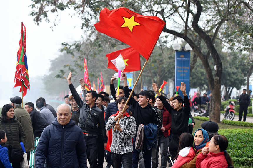 Hàng nghìn người dân thủ đô háo hức trẩy hội đua thuyền rồng