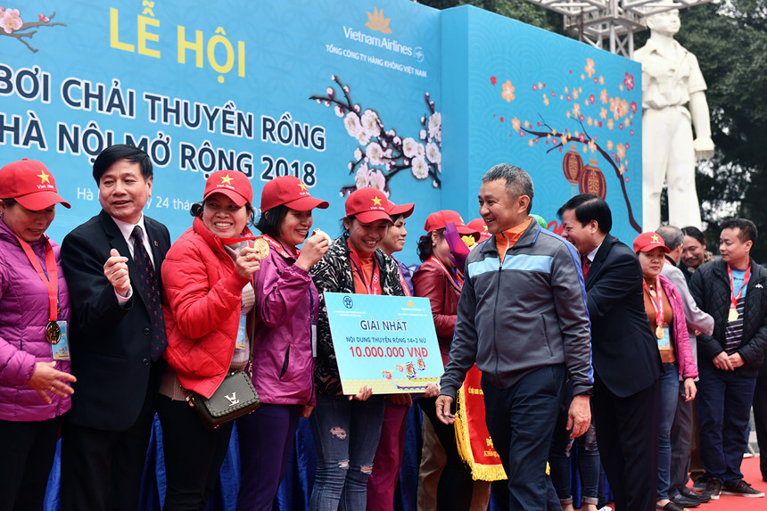 Hàng nghìn người dân thủ đô háo hức trẩy hội đua thuyền rồng