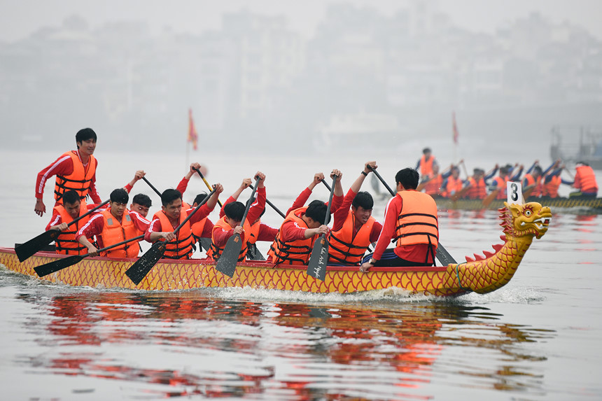 Hàng nghìn người dân thủ đô háo hức trẩy hội đua thuyền rồng