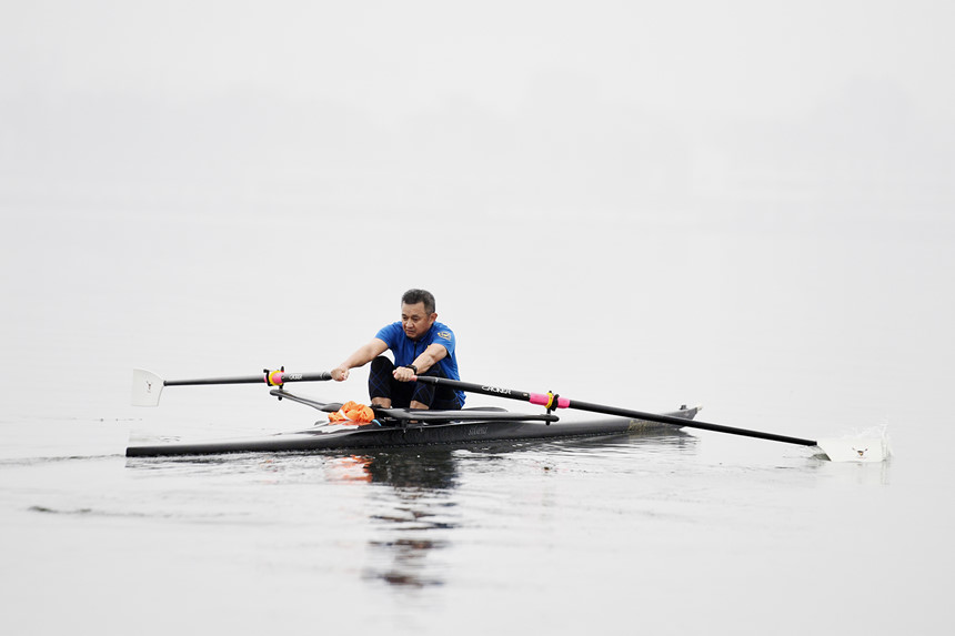 Hàng nghìn người dân thủ đô háo hức trẩy hội đua thuyền rồng