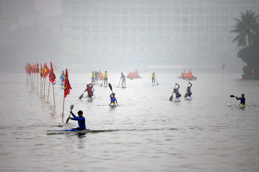 Hàng nghìn người dân thủ đô háo hức trẩy hội đua thuyền rồng