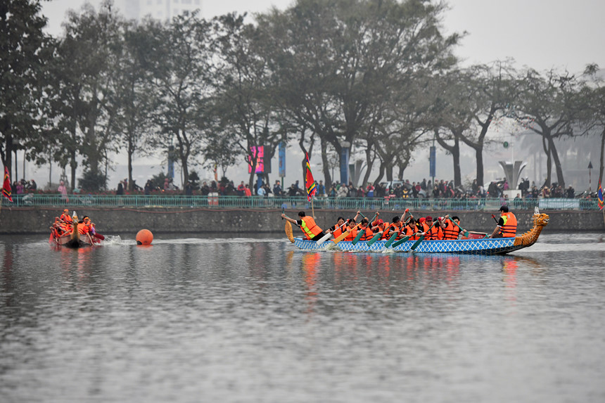 Hàng nghìn người dân thủ đô háo hức trẩy hội đua thuyền rồng