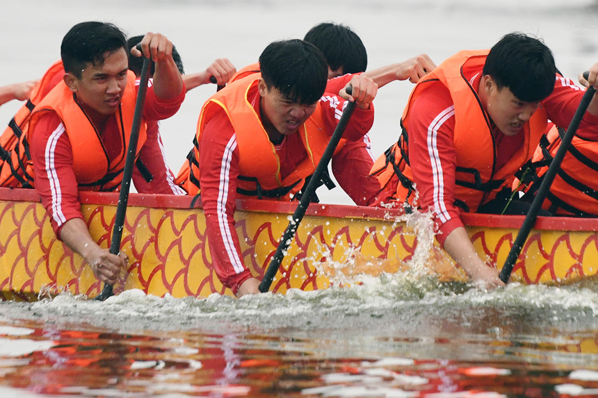 Hàng nghìn người dân thủ đô háo hức trẩy hội đua thuyền rồng