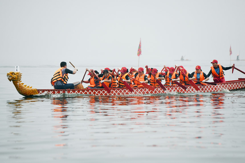 Hàng nghìn người dân thủ đô háo hức trẩy hội đua thuyền rồng