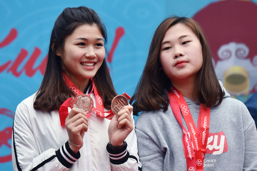 Hàng nghìn người dân thủ đô háo hức trẩy hội đua thuyền rồng