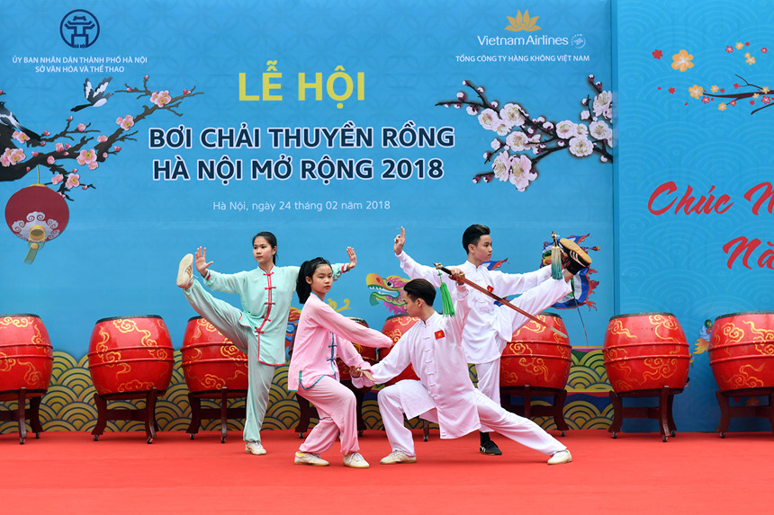 Hàng nghìn người dân thủ đô háo hức trẩy hội đua thuyền rồng