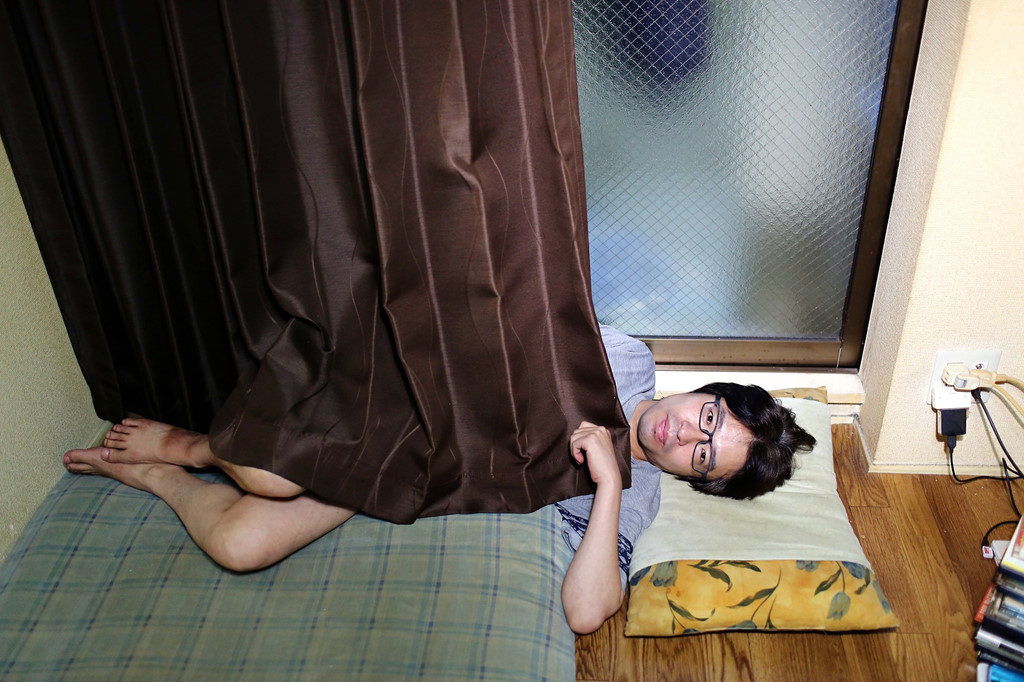 Cuộc sống của giới trẻ Nhật Bản trong phòng kín