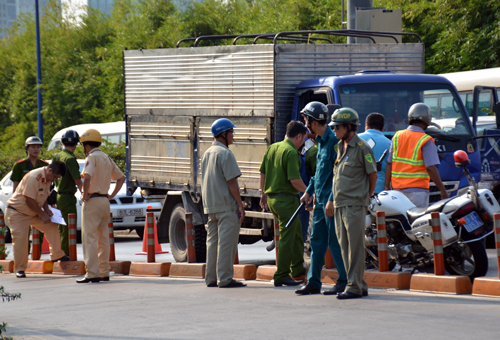 Hầm Thủ Thiêm ùn tắc khi nam thanh niên tử vong ở làn ôtô