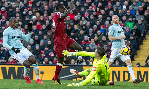 Liverpool vượt mốc ghi 100 bàn mùa này, qua mặt Man Utd lên nhì bảng