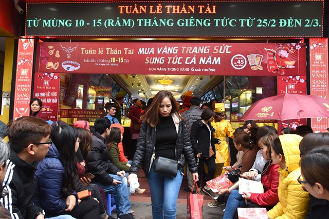 Ngày Thần Tài: 80% lượng người đến mua vàng, chỉ 20% tới bán