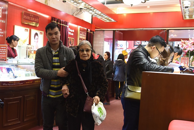 Ngày Thần Tài: 80% lượng người đến mua vàng, chỉ 20% tới bán