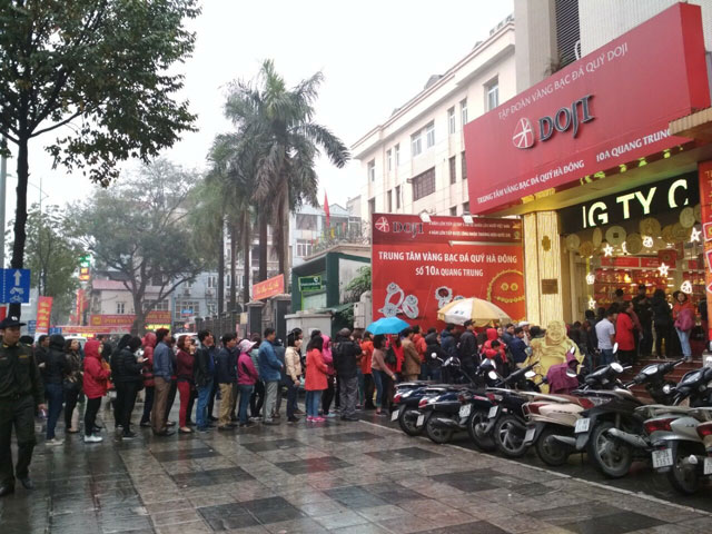 Ngày Thần Tài: 80% lượng người đến mua vàng, chỉ 20% tới bán
