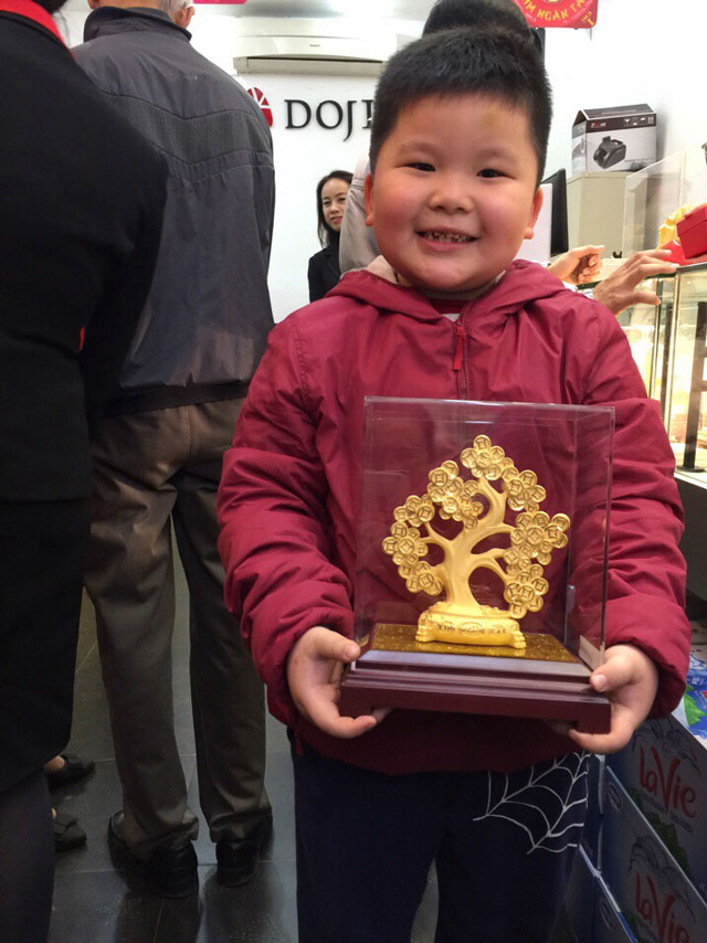 Ngày Thần Tài: 80% lượng người đến mua vàng, chỉ 20% tới bán