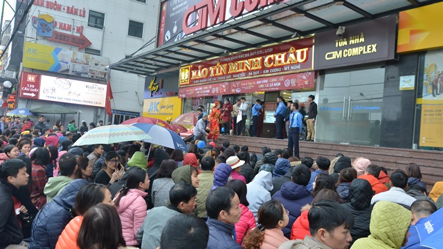 Ngày Thần Tài: 80% lượng người đến mua vàng, chỉ 20% tới bán