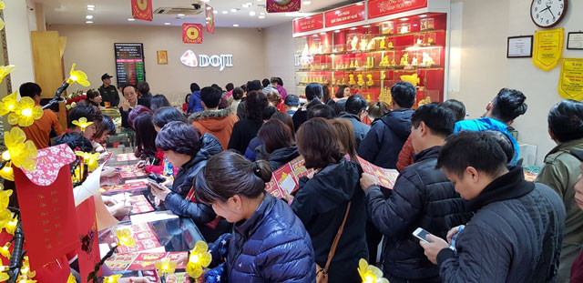 Ngày Thần Tài: 80% lượng người đến mua vàng, chỉ 20% tới bán
