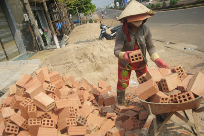 Lang thang trên phố mua đồng nát lại bắt gặp chồng từ nhà nghỉ đi ra