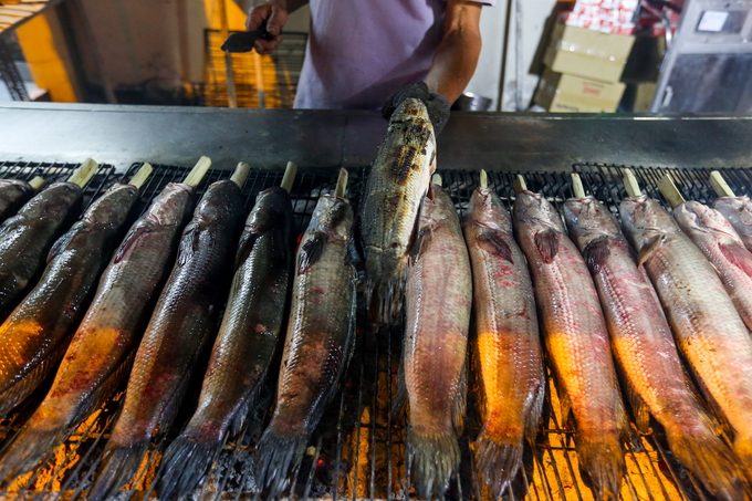 Trắng đêm nướng cá lóc vía Thần Tài trên vỉa hè Sài Gòn