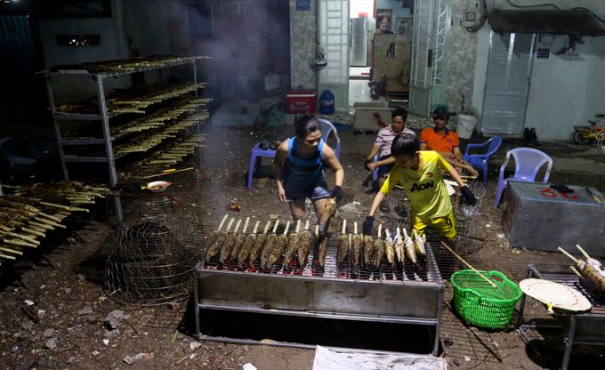 Trắng đêm nướng cá lóc vía Thần Tài trên vỉa hè Sài Gòn