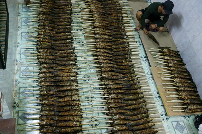 Trắng đêm nướng cá lóc vía Thần Tài trên vỉa hè Sài Gòn