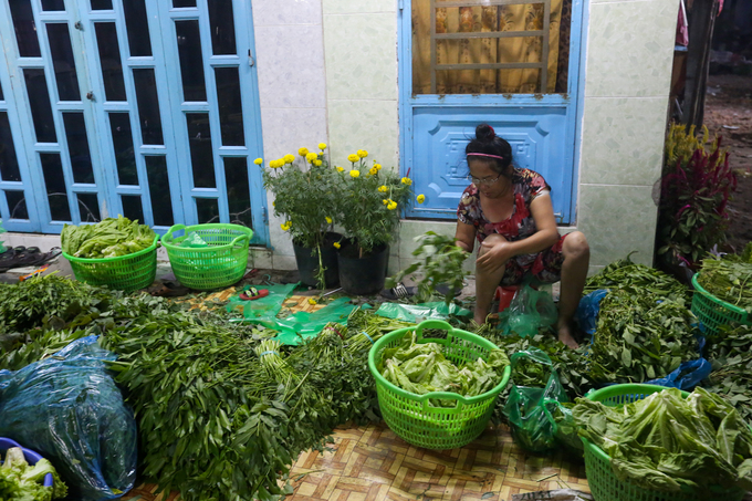 Trắng đêm nướng cá lóc vía Thần Tài trên vỉa hè Sài Gòn