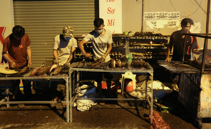 Trắng đêm nướng cá lóc vía Thần Tài trên vỉa hè Sài Gòn