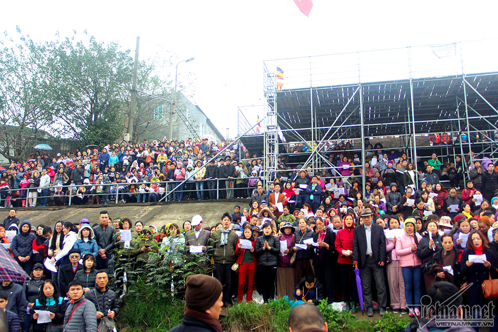 Hà Nội: Cảnh phóng sinh cá lớn nhất trong năm ở sông Hồng