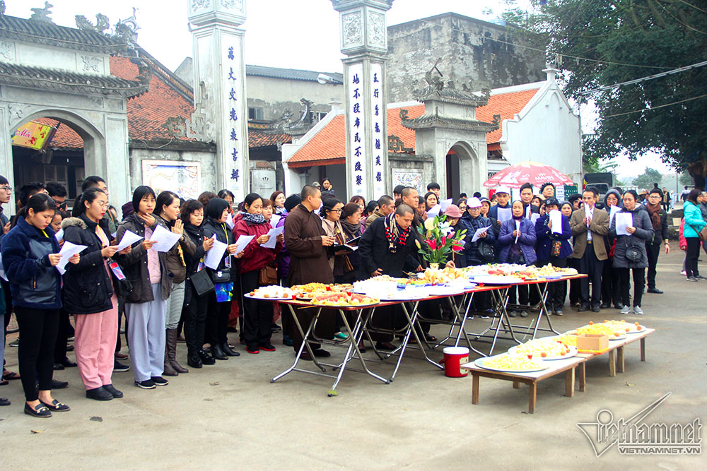 Hà Nội: Cảnh phóng sinh cá lớn nhất trong năm ở sông Hồng